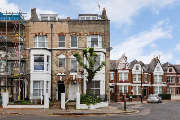 Contemporary one bedroom flat set on the first floor of a period conversion Marlborough Road, Upper Holloway